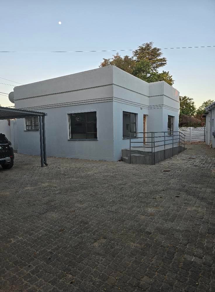 11 Bedroom House in Riviera Park