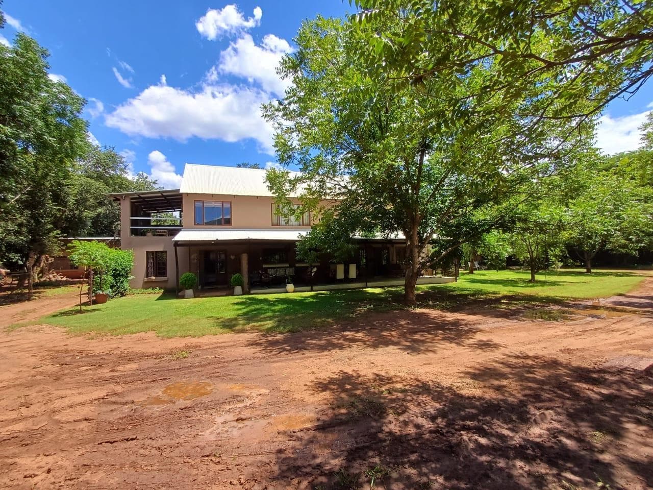 9 Bedroom House in Skeerpoort