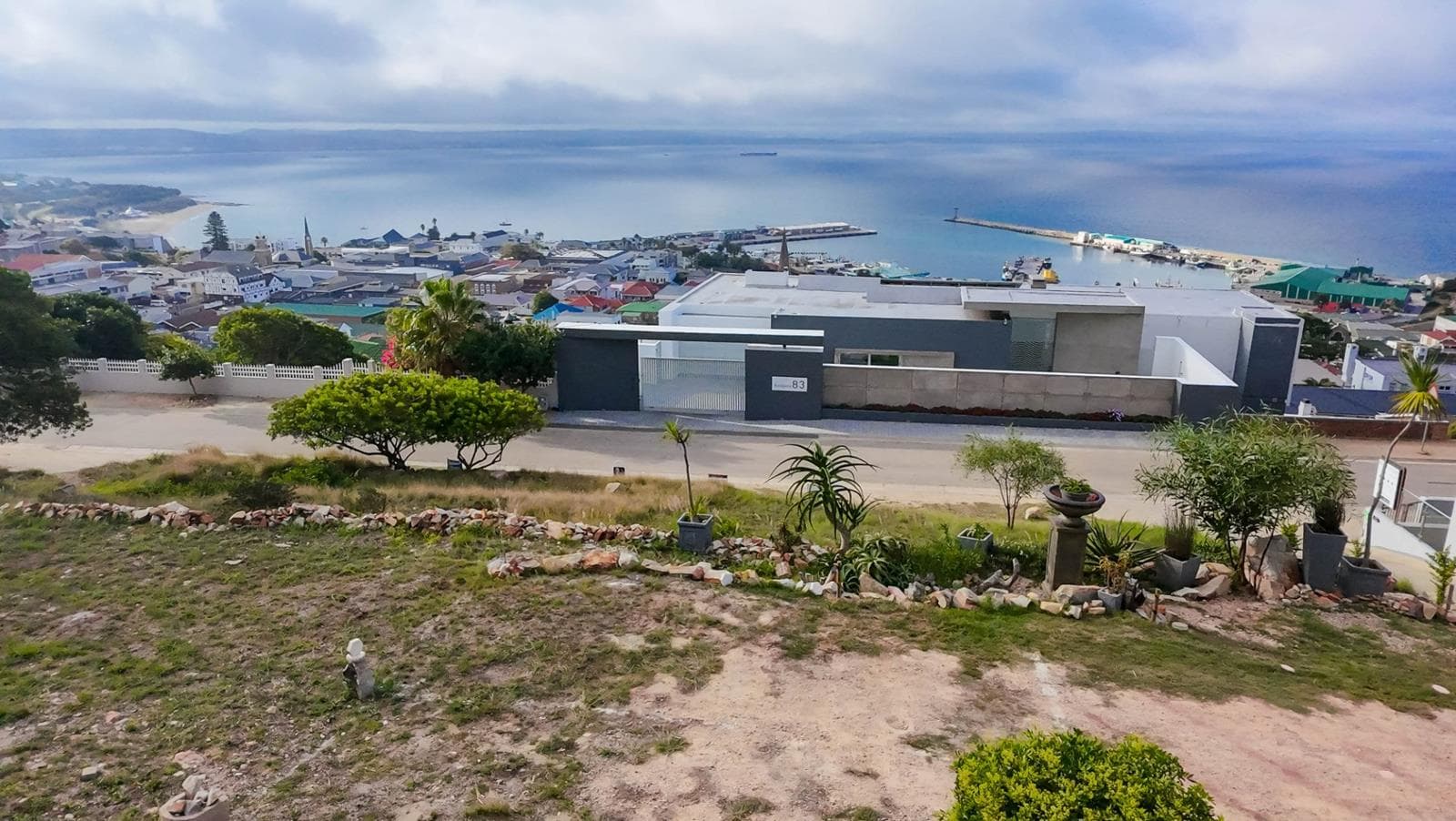 1 135 m² Land available in Mossel Bay Central
