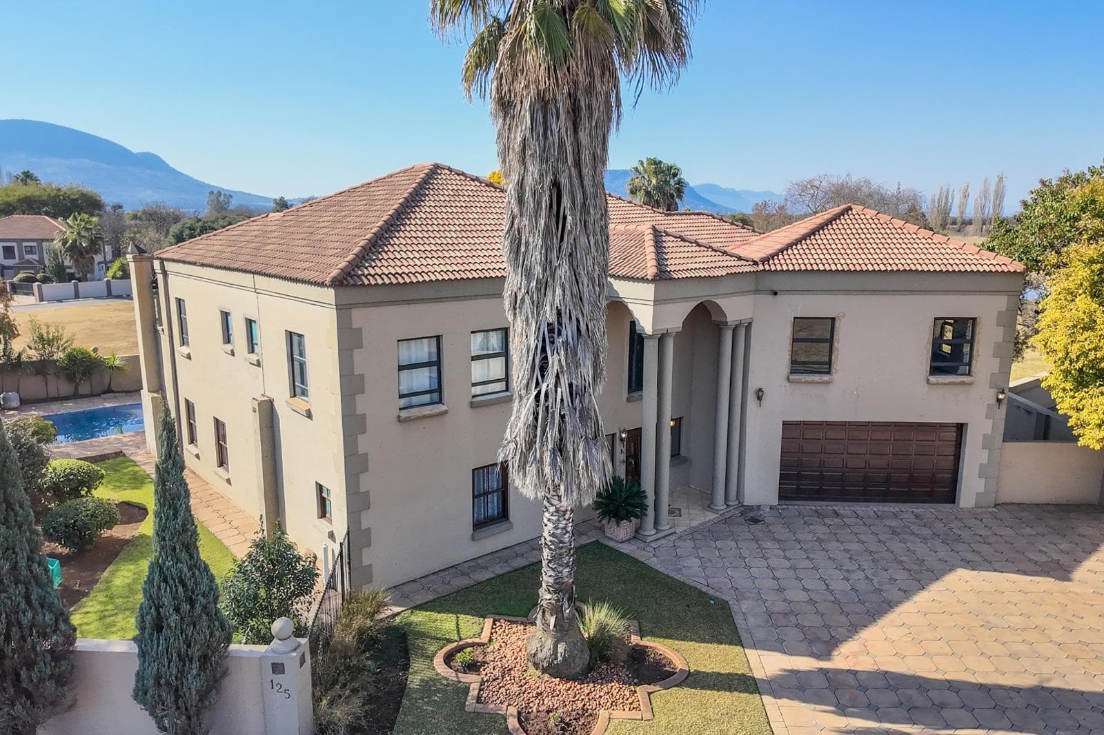 6 Bedroom House in Westlake Estate