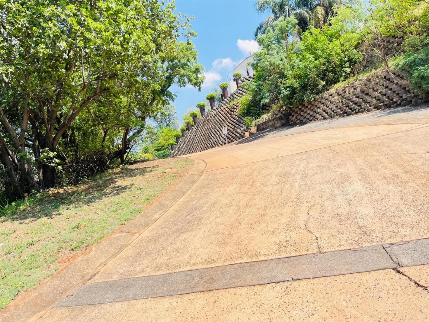1 000 m² Land available in Kosmos Ridge