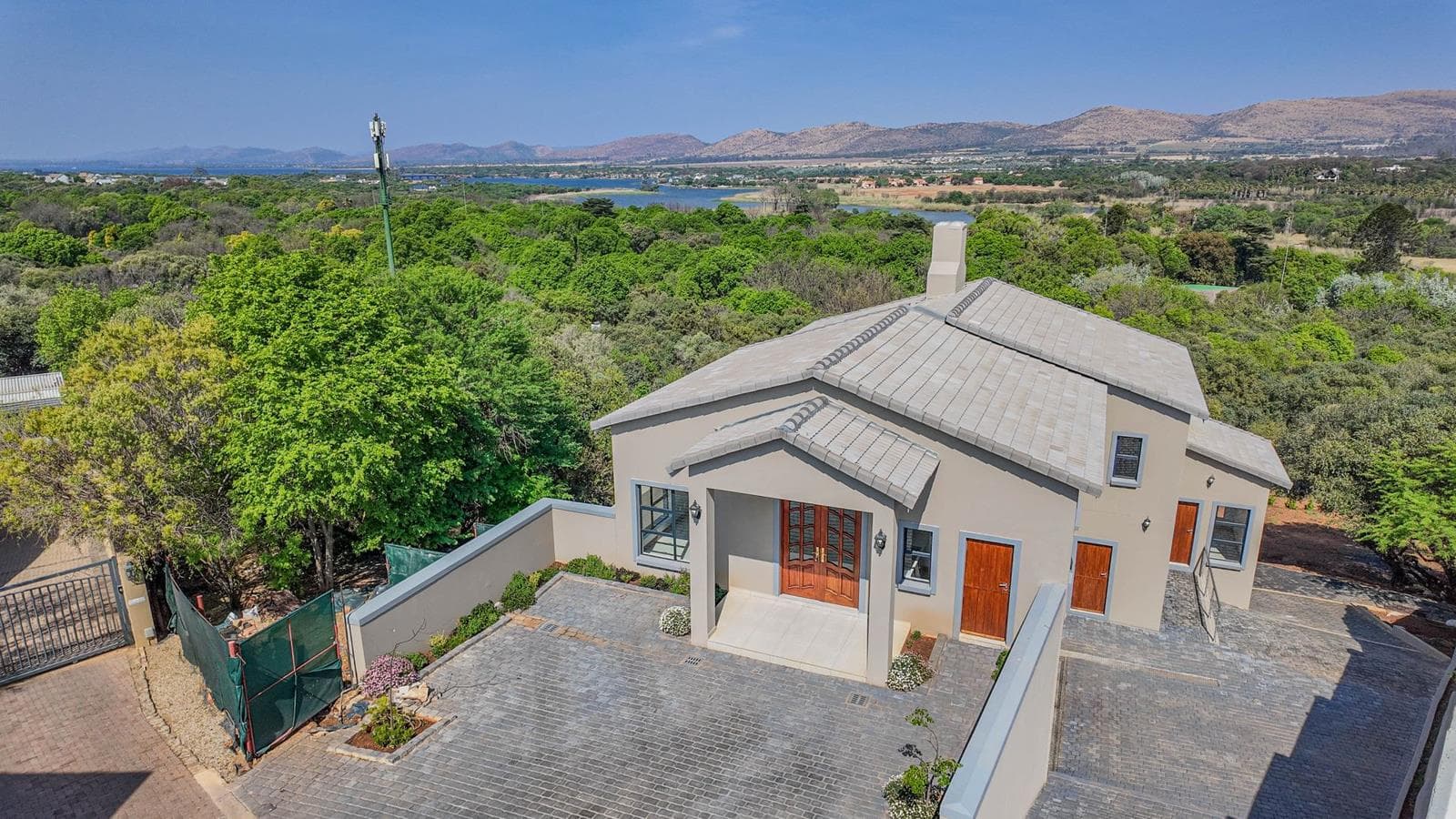 6 Bedroom House in Magalies Golf Estate