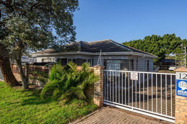 13 Bedroom House in Newton Park