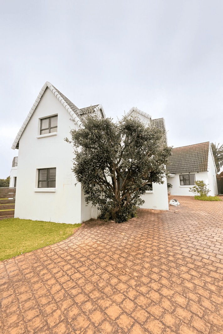 5 Bedroom House in St Francis Bay Village