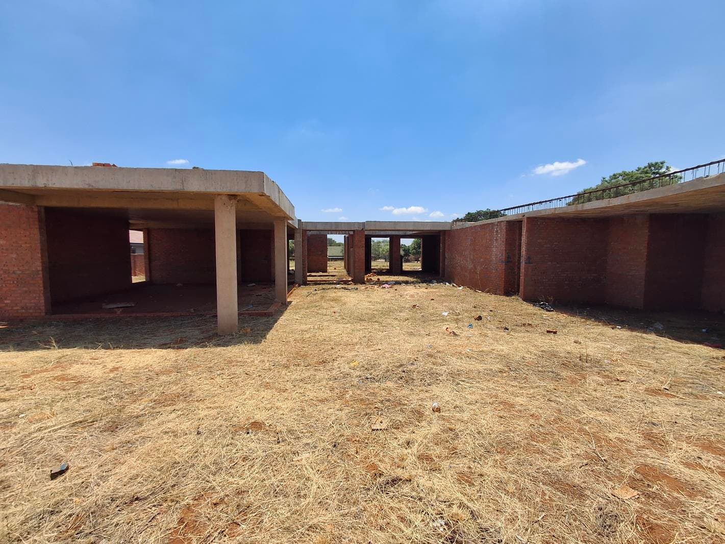 1 300 m² Land available in El Toro Park
