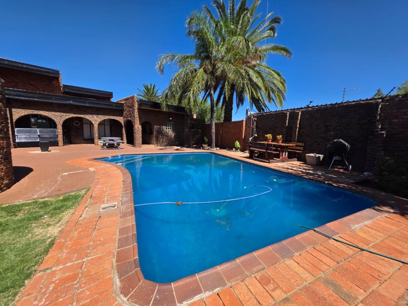 6 Bedroom House in Royldene