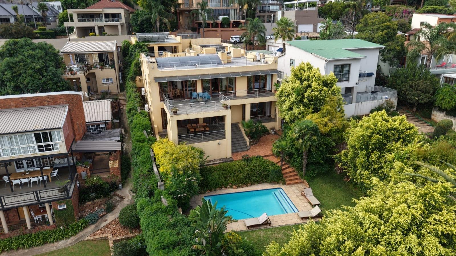 5 Bedroom House in Kosmos