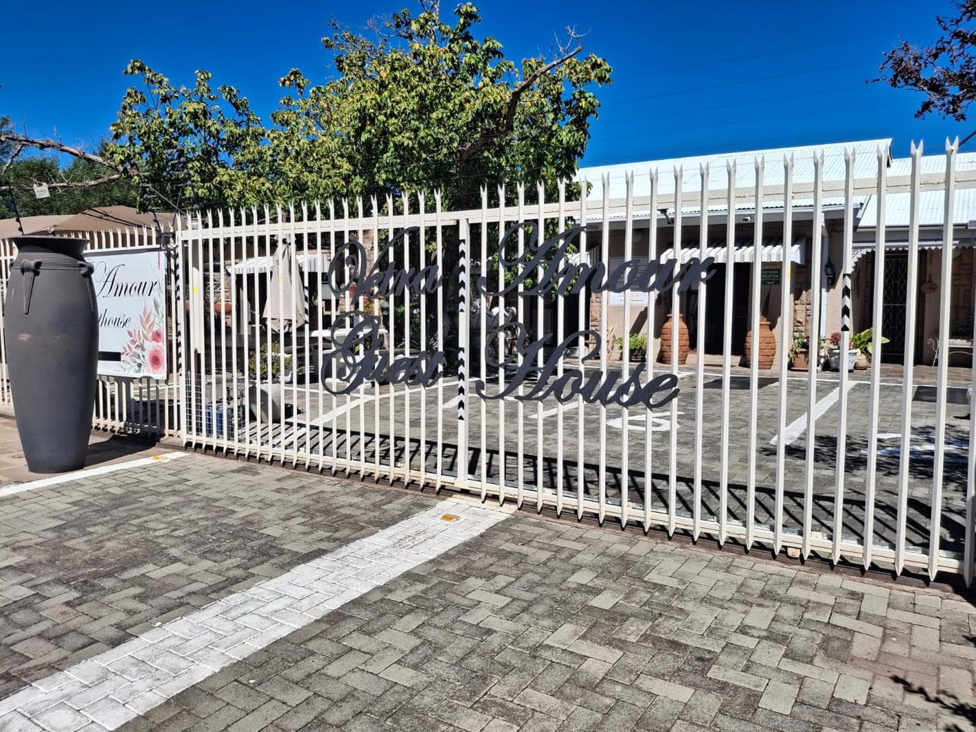 10 Bedroom House in Rhodesdene