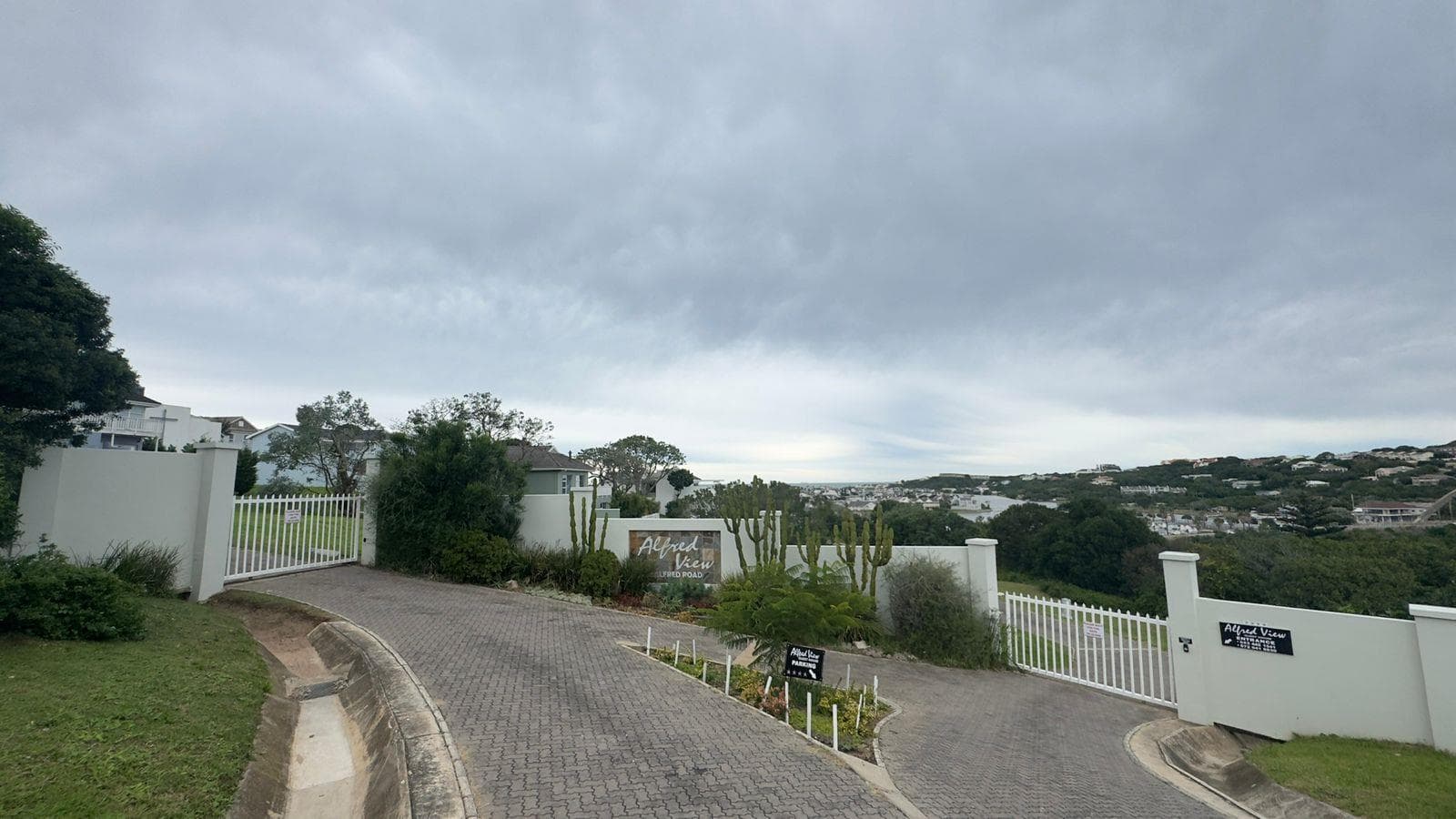 586 m² Land available in East Bank