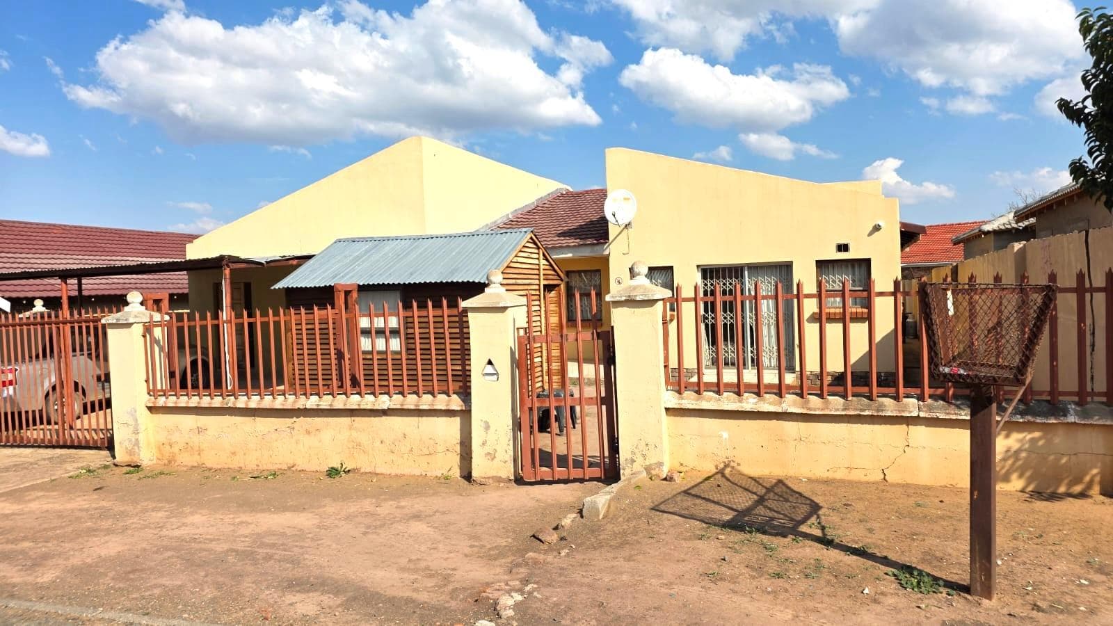10 Bedroom House in Madeira Park