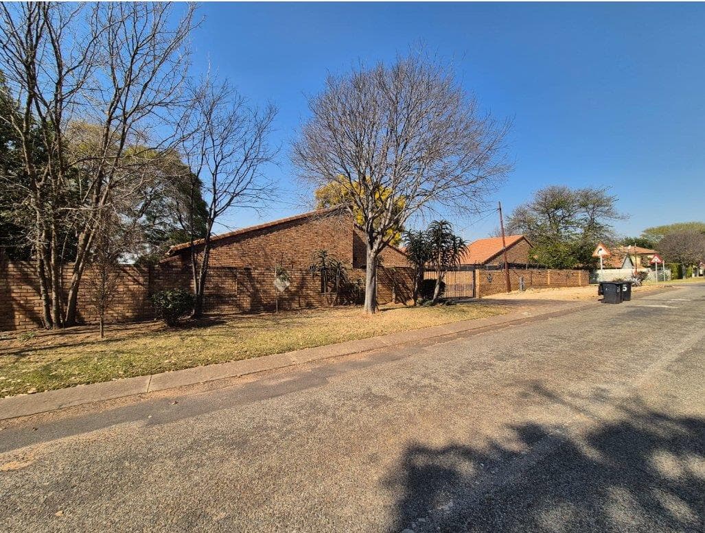 8 Bedroom House in Newlands