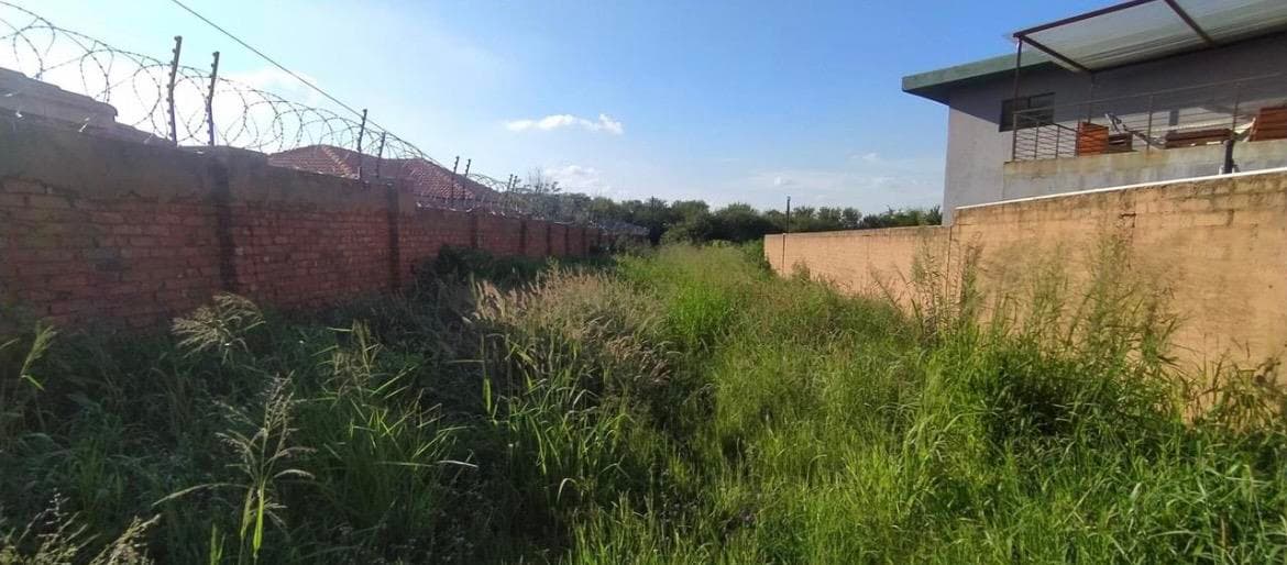 1 370 m² Land available in Doornpoort