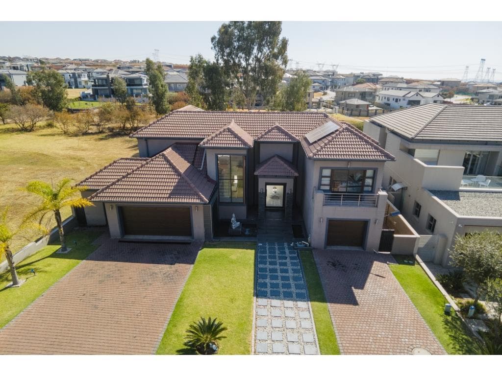 4 Bedroom House in Kosmosdal