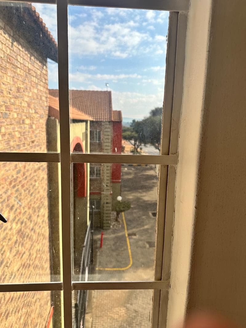 2 Bedroom Flat in Rooihuiskraal North