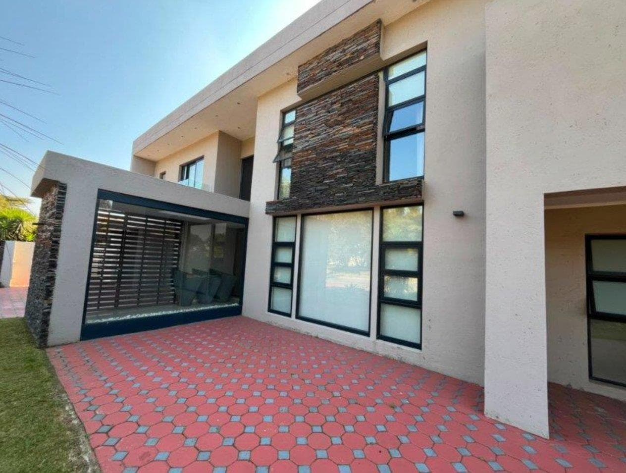6 Bedroom House in Greenstone Hill