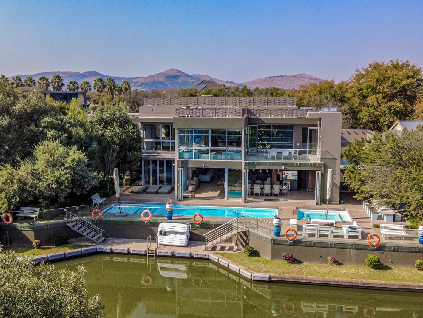 6 Bedroom House in The Islands Estate