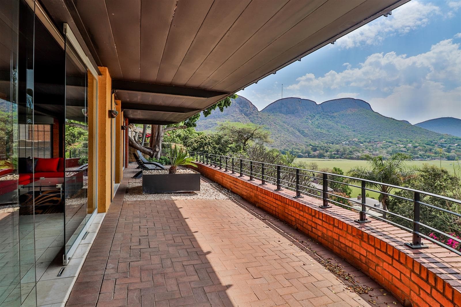 3 Bedroom House in Kosmos