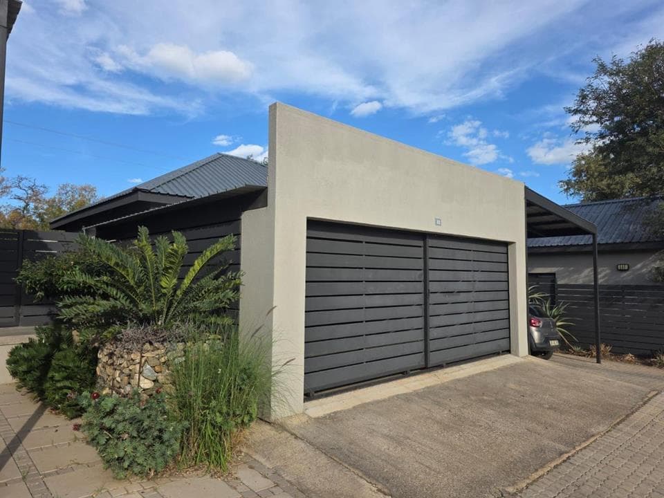 2 Bedroom House for sale in Hoedspruit