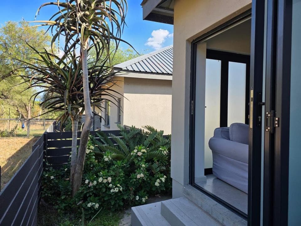 2 Bedroom House for sale in Hoedspruit