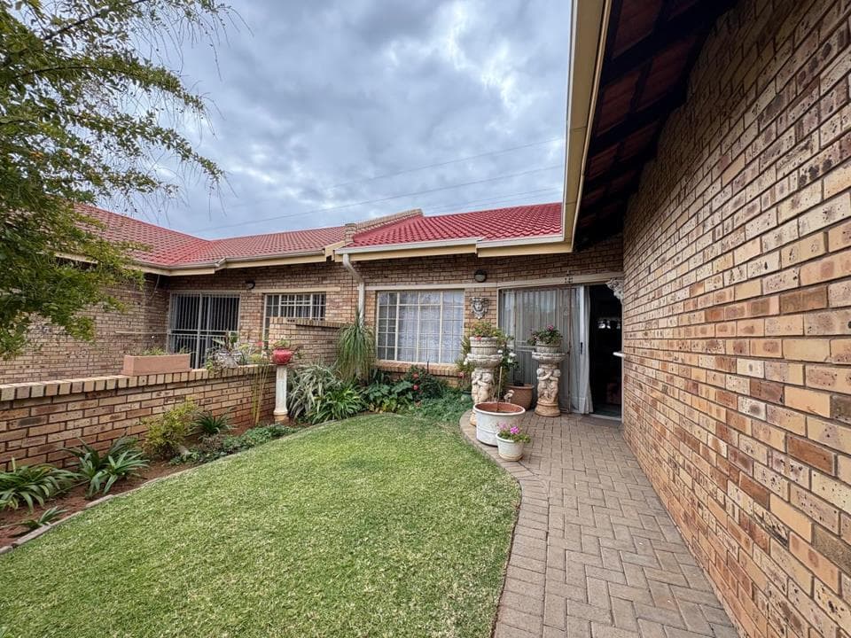 2 Bedroom Townhouse for sale in Minerva Gardens