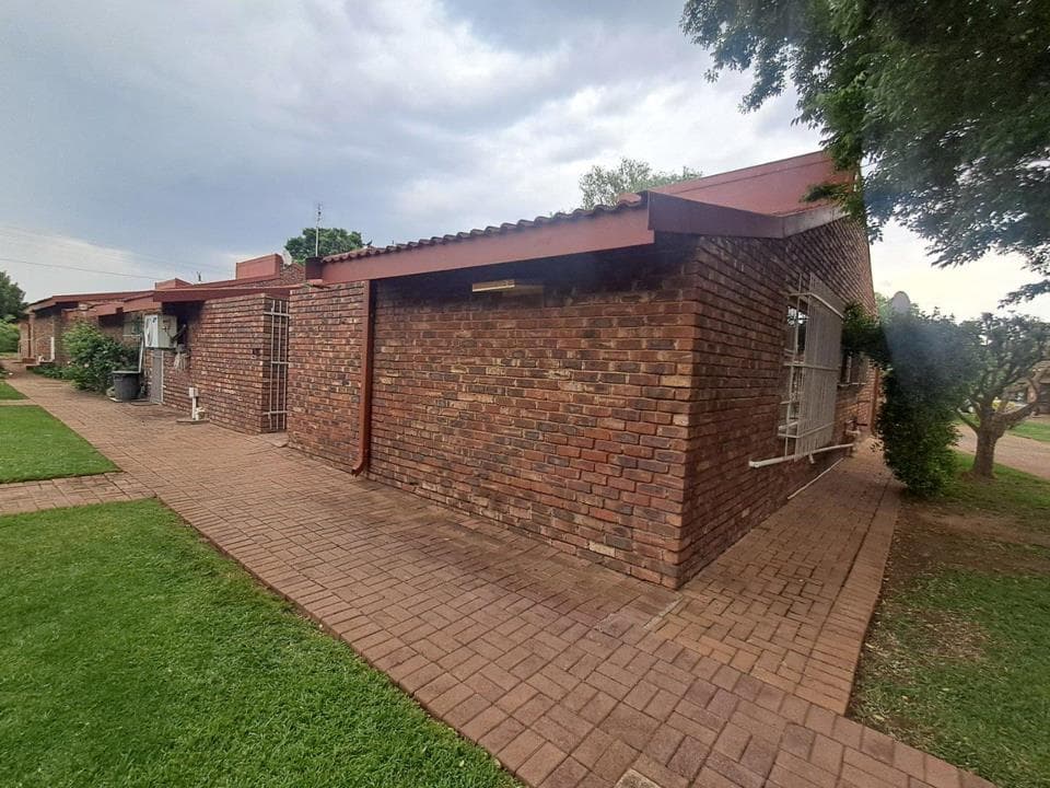 2 Bedroom Apartment / flat for sale in Roosheuwel