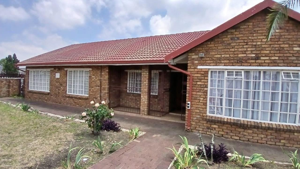 4 Bedroom House for sale in Leslie