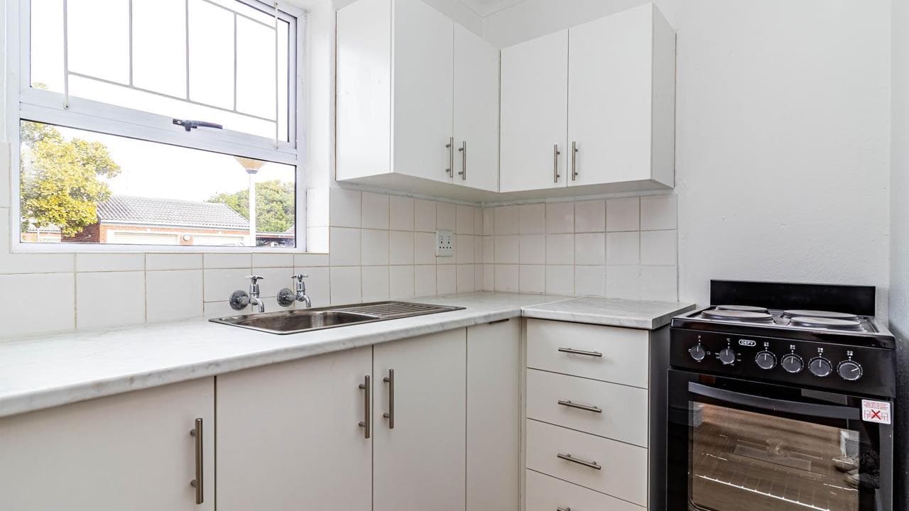 0.5 Bedroom Apartment / flat to rent in Westcliff
