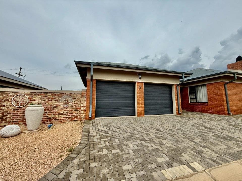 3 Bedroom Townhouse for sale in Baillie Park