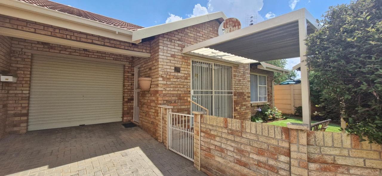 2 Bedroom Townhouse for sale in Fleurdal