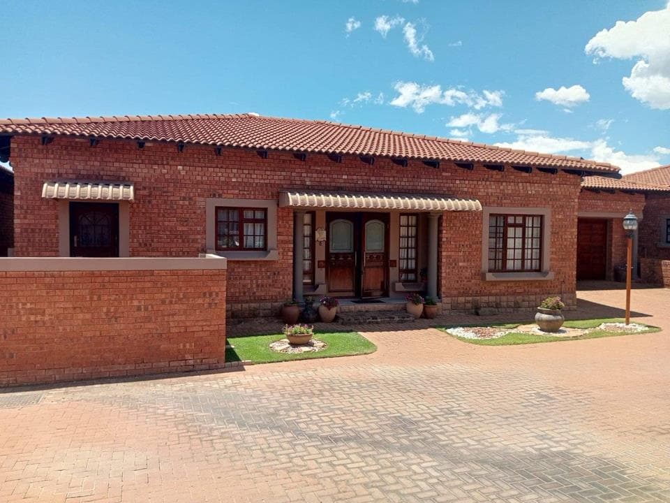 3 Bedroom Townhouse for sale in Dan Pienaar