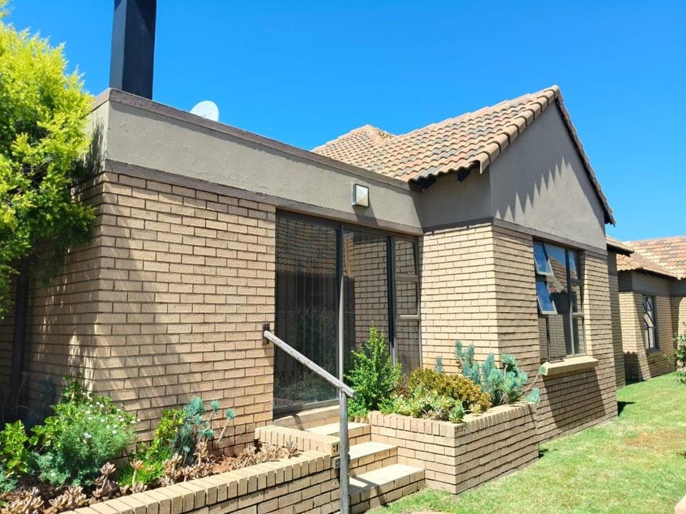 2 Bedroom Townhouse for sale in Helicon Heights