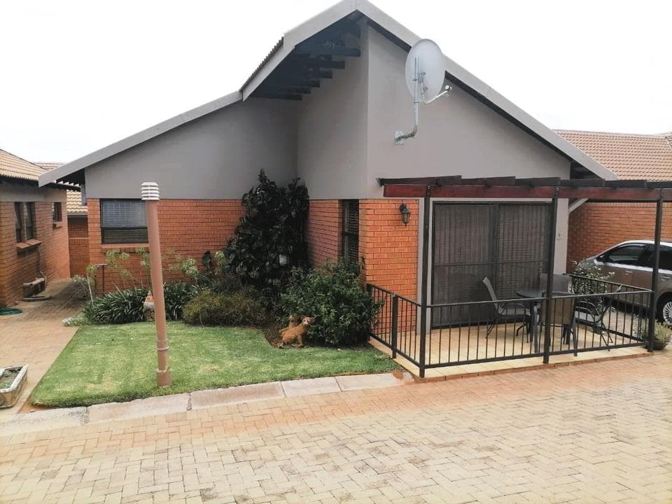 1 Bedroom Townhouse for sale in Langenhovenpark