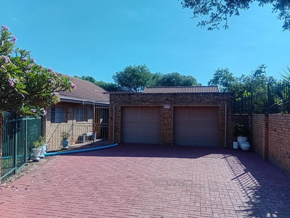 4 Bedroom House for sale in Modimolle