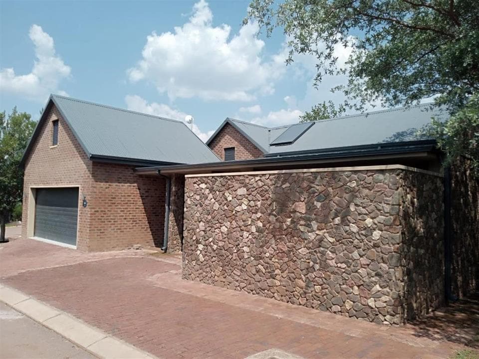 2 Bedroom House for sale in Negester Klein-Kariba