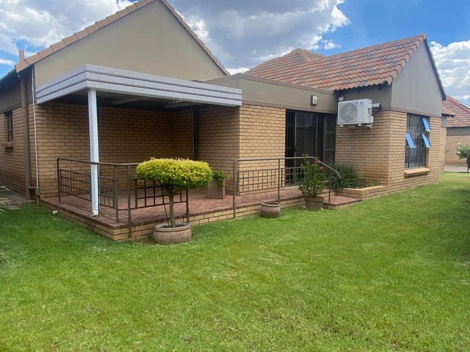 3 Bedroom Townhouse for sale in Helicon Heights