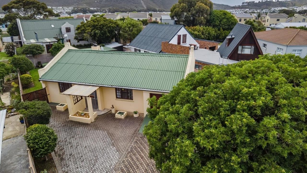 2 Bedroom House for sale in Sandbaai