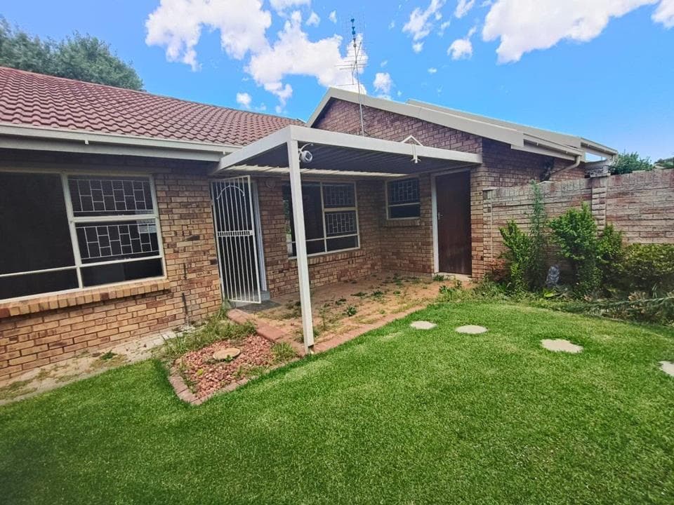 2 Bedroom Townhouse for sale in Fleurdal