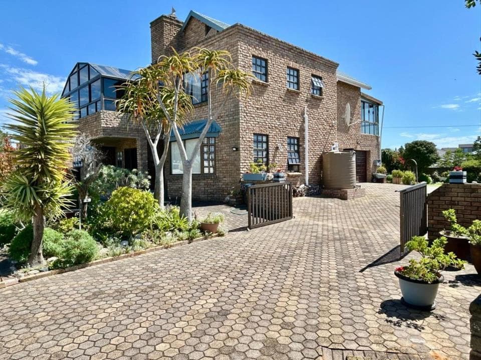 4 Bedroom House for sale in Stilbaai Wes