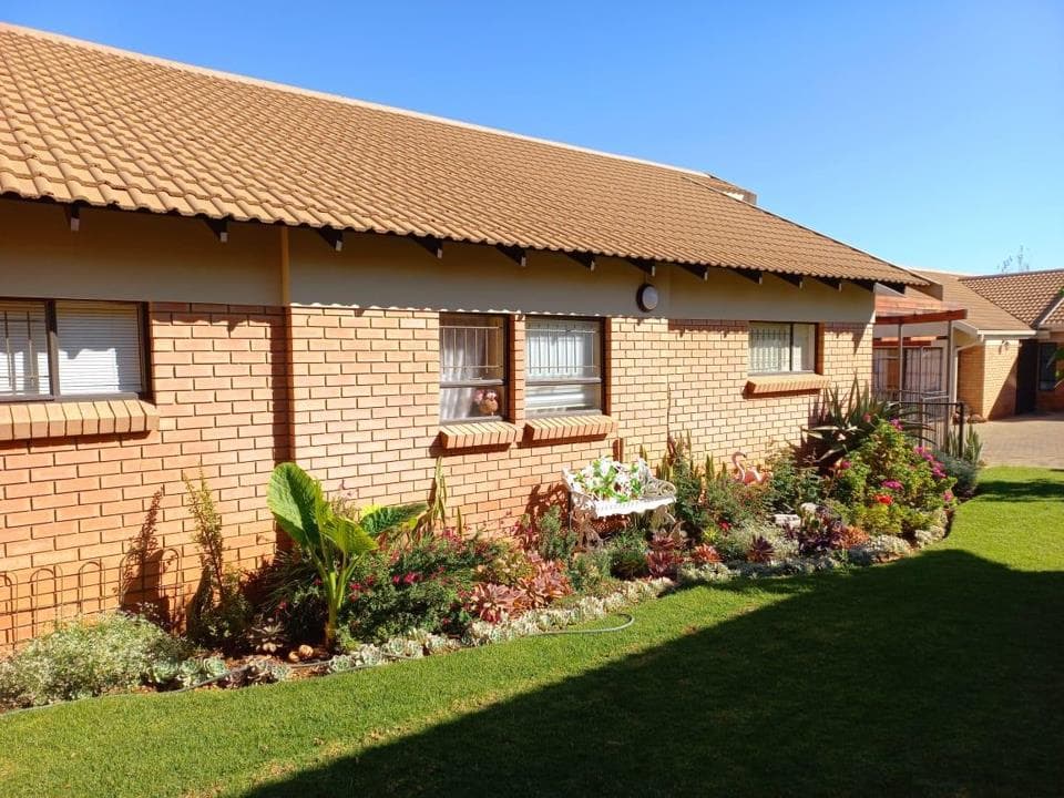 2 Bedroom Townhouse for sale in Langenhovenpark