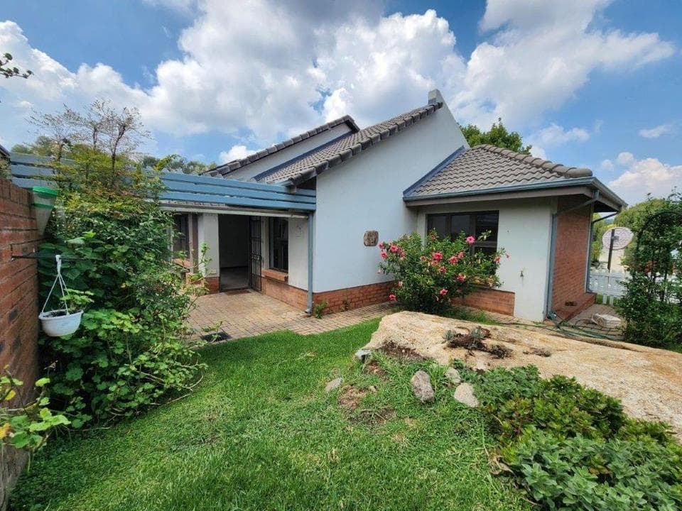 2 Bedroom Townhouse for sale in Douglasdale