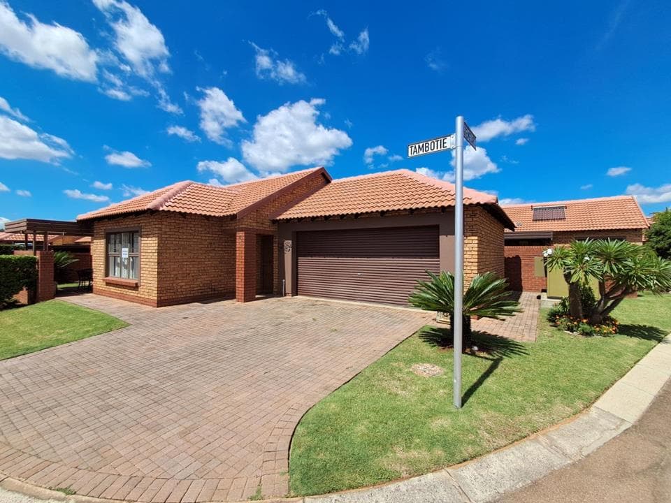 3 Bedroom Townhouse for sale in Willow Park Manor