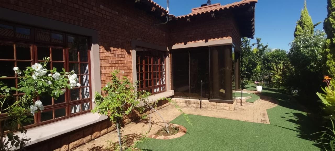 2 Bedroom Townhouse for sale in Dan Pienaar