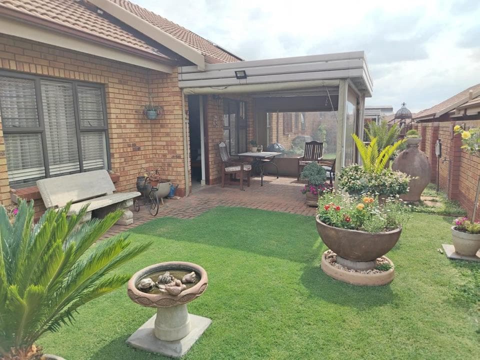 3 Bedroom Townhouse for sale in Eldoraigne