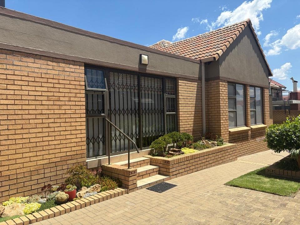 3 Bedroom Townhouse for sale in Helicon Heights