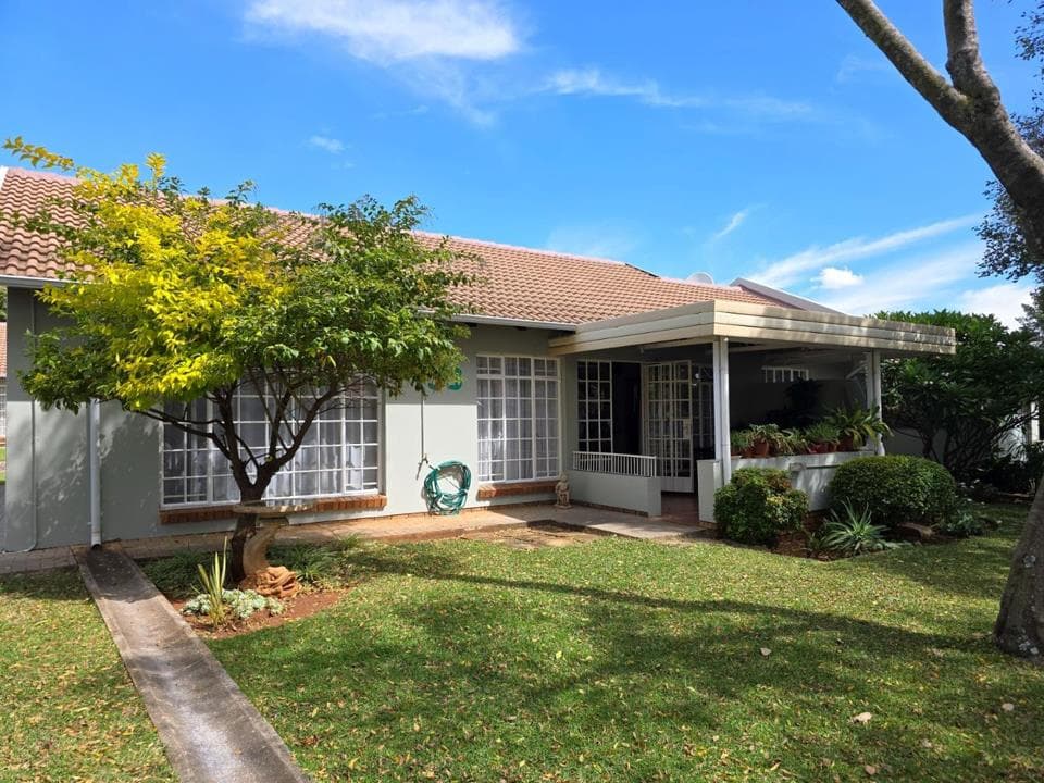 3 Bedroom Townhouse for sale in Die Hoewes