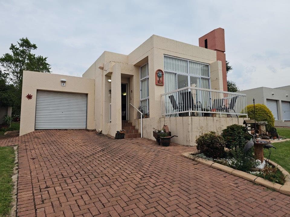 2 Bedroom Townhouse for sale in Rietvalleirand