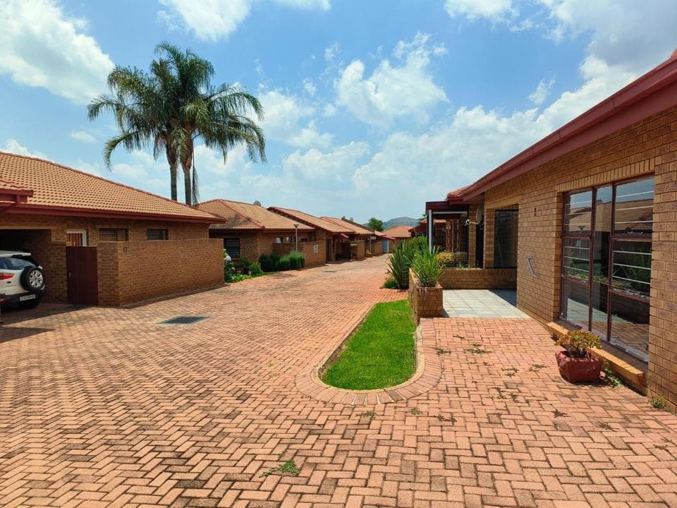 2 Bedroom Townhouse for sale in Wilro Park